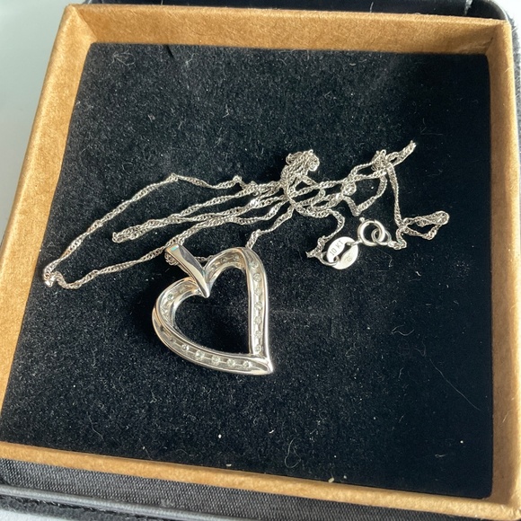 10k Solid goldHeart Necklace - Picture 5 of 10